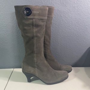 La Canadienne tall suede zip heeled boots